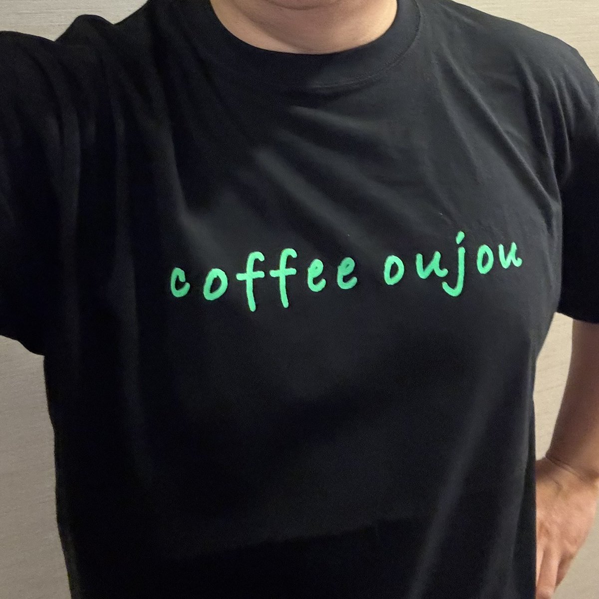 coffeeoujou's tweet photo. 実は、カレッジTシャツと このロゴTシャツを同時販売する予定で、こちらの方は、すでに入荷済みです♬
（奇しくも「はまかみカラー」となりました✨）
もうすぐカレッジTシャツの試作品が届くので、確認して発注するまで もう少々お待ちください。
（確認したってスリーエフだったのですが💦） https://t.co/RClpWS2QQt