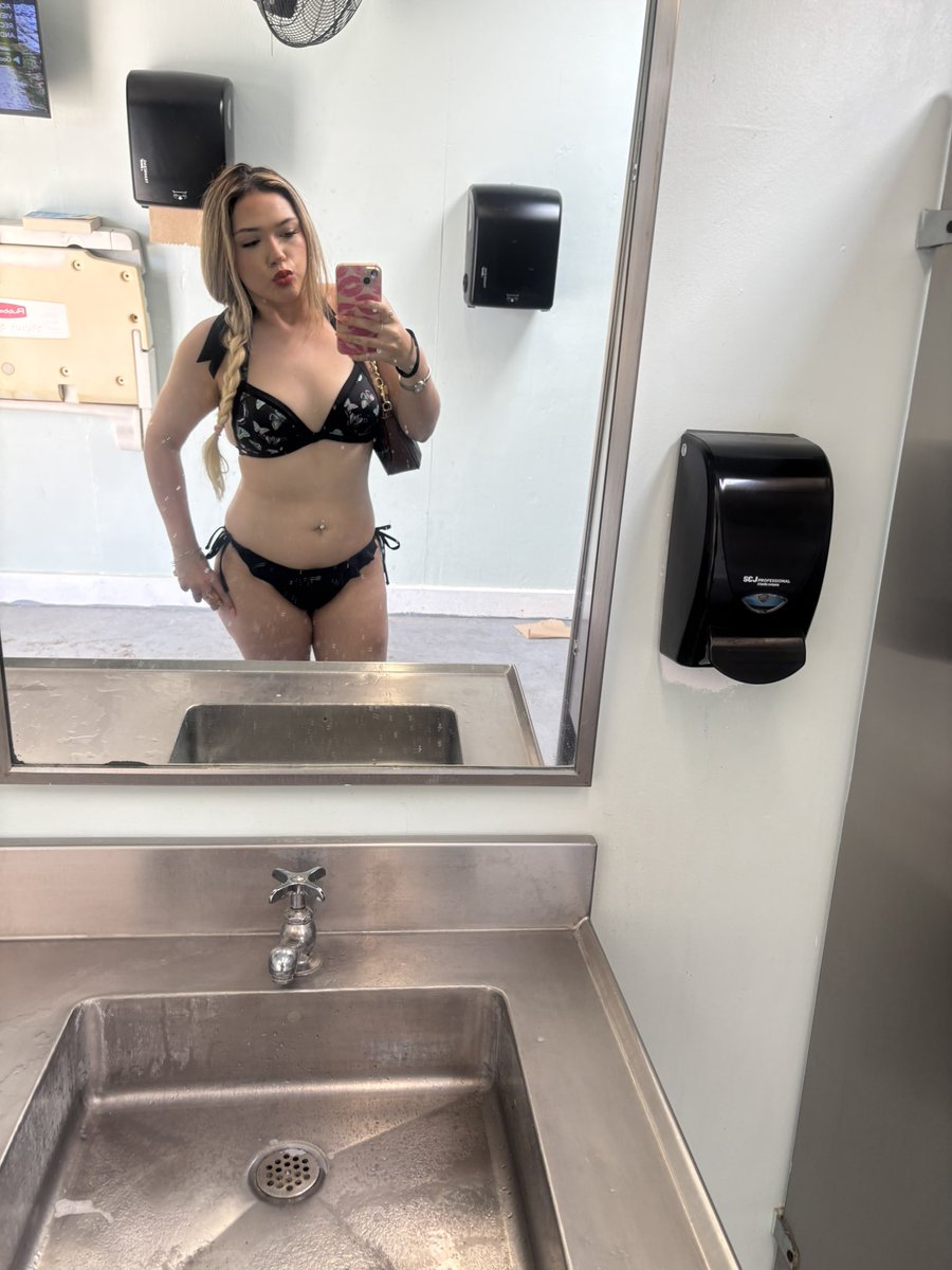 starxitzel's tweet photo. Beach day 👙🏖️🌊☀️ https://t.co/AmuK4JqAWX