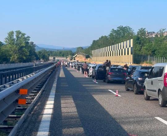 PCProvAL's tweet photo. Grave incidente mortale sulla A26 tra lo svincolo di #Predosa - Bettole e #Ovada in direzione #Genova da questa mattina 21 Giugno 2026. 
Al momento si registrano 9km di coda. 
Il personale di Autostrade per l'Italia sta distribuendo acqua per tutti gli automobilisti bloccati in… https://t.co/tCq193kIiH