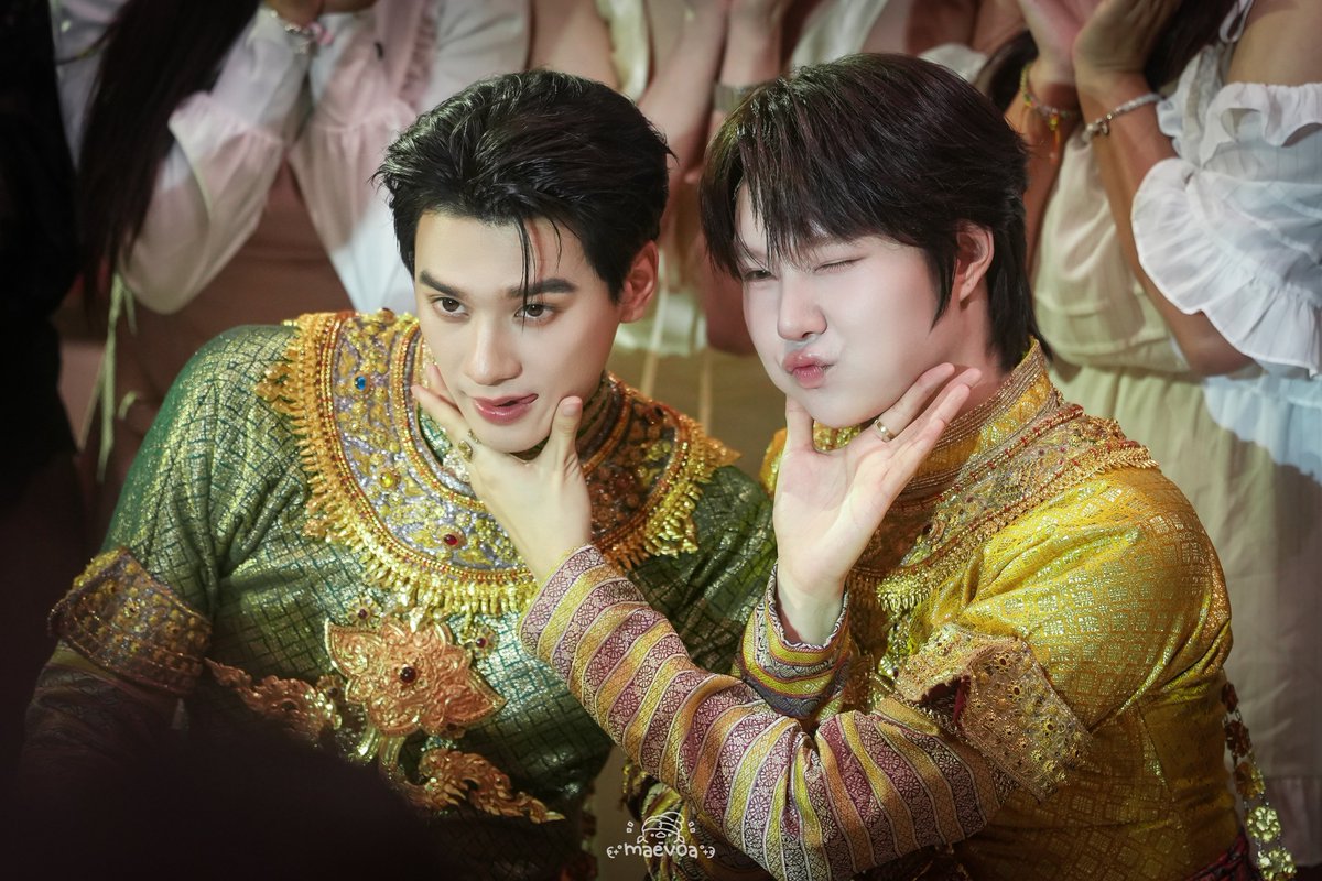 maevoa's tweet photo. น่ารักจังเลยคับ

ถ่ายรูปหมู่กับแฟนคลับ ค่อนข้างจะเหมือนงานนั้น

#THANNLivePerformance
#THANNxKengNamping https://t.co/H1B7YJijFv