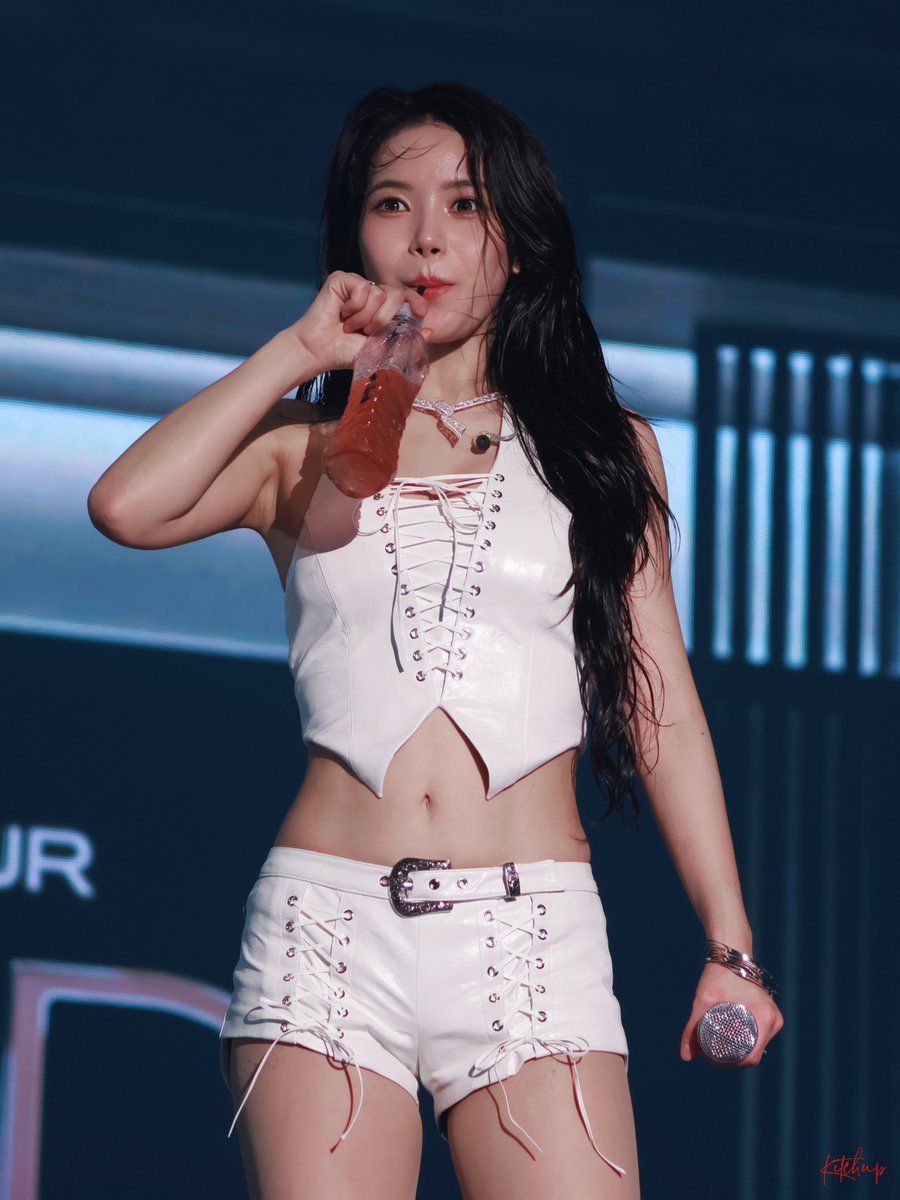 rinamii__'s tweet photo. Omija princess 🥰

#용용하면죽겠지 #yongyongdie
#SOLAR #솔라 #ソラ #金容仙 
@RBW_MAMAMOO https://t.co/6egYRdowDE