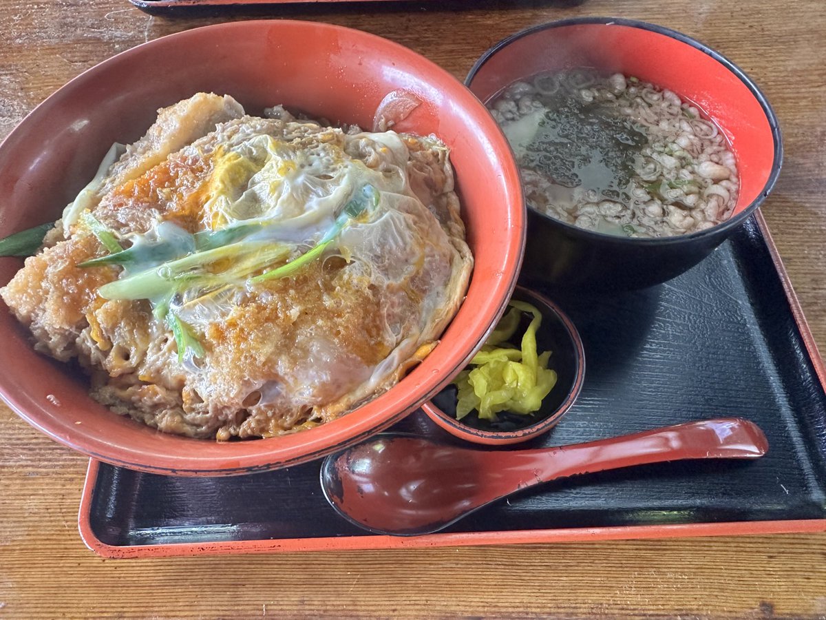 rn__0325's tweet photo. この前、奈良にある国境食堂行ってきたんやけど一枚目が並ね。これでも多分ご飯一合近く入ってる。2枚目は大。ご飯2合だって。えぐすぎる。 https://t.co/IVwgaluNVI