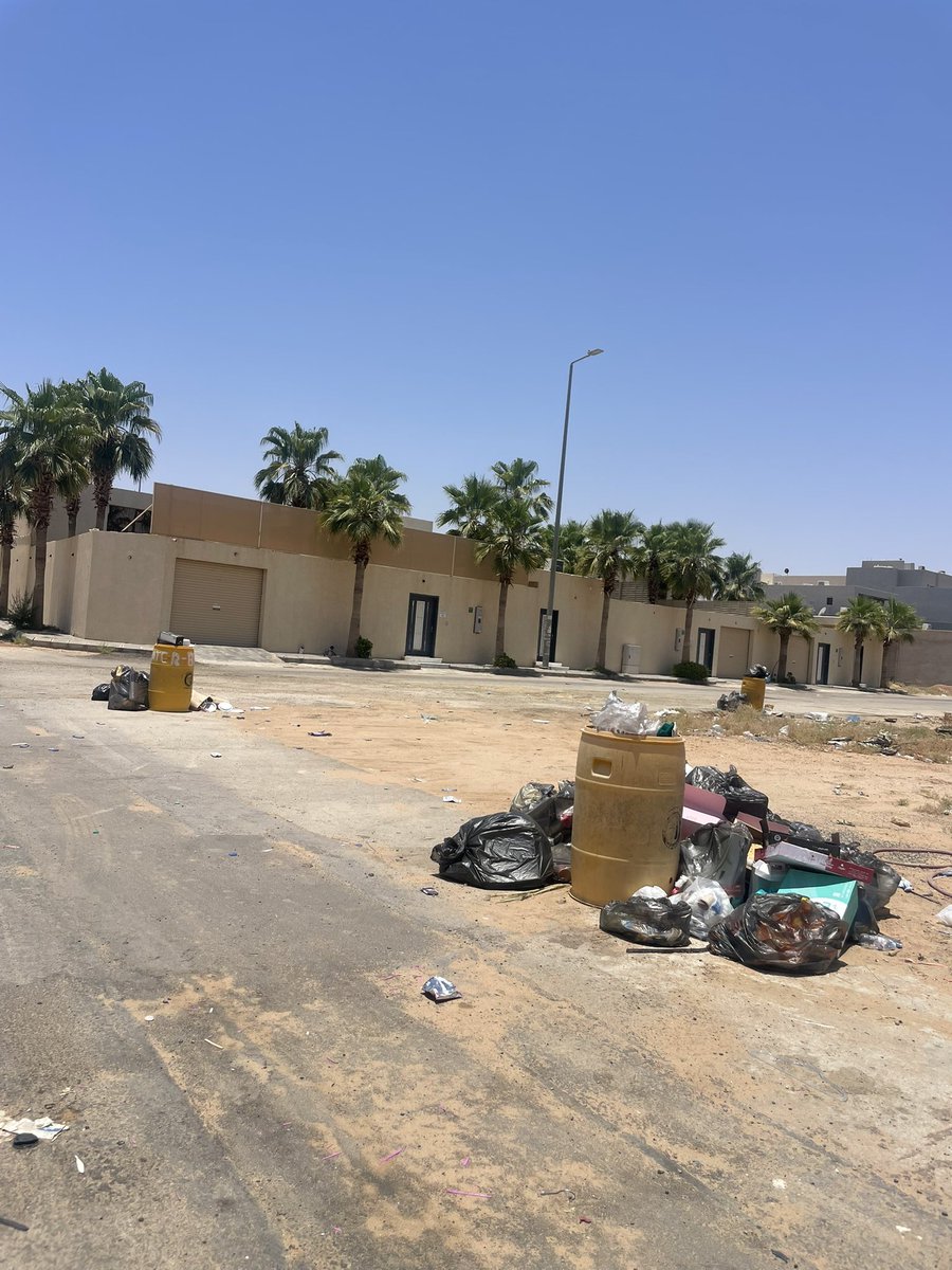 almqns's tweet photo. @Qassimmun @onaizah_muni @Mun_Alrass @khbraMunicipal @AbanatM @dharyah نشكر لكم جهودكم 
لكن النفايات تتراكم وتواجد سيارة النظافه كل ثلاث ايام فقط في حي السويلمية ضراس خلف جامعة المستقبل 
https://t.co/fMfBN8ebRO https://t.co/XtxDE4vla7
