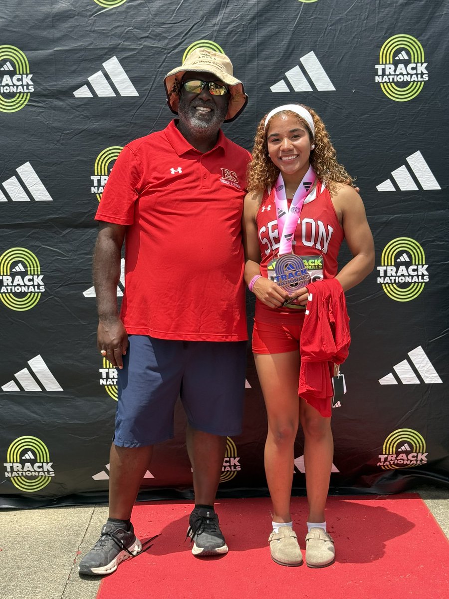 mphippsevans's tweet photo. Baby girl ran her race and is an All American 400 m runner. #setontrack #55 https://t.co/l6ToijEn3u
