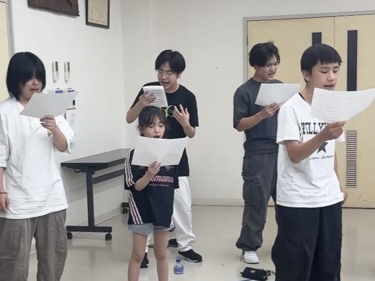 LittleStarearth's tweet photo. 6/20土曜日、楠美さえこ先生による
「歯車城のクラウン」テーマ曲のレッスンが始まりました✨
難しい音取りに苦戦しながら、メンバー達は元気いっぱい楽しく取り組んでいました🎵
これからどんな仕上がりになっていくのか楽しみです😊

#劇団リトルスター
#歯車城のクラウン
#ミュージカル
#堺市 https://t.co/1RnwbPnOEO