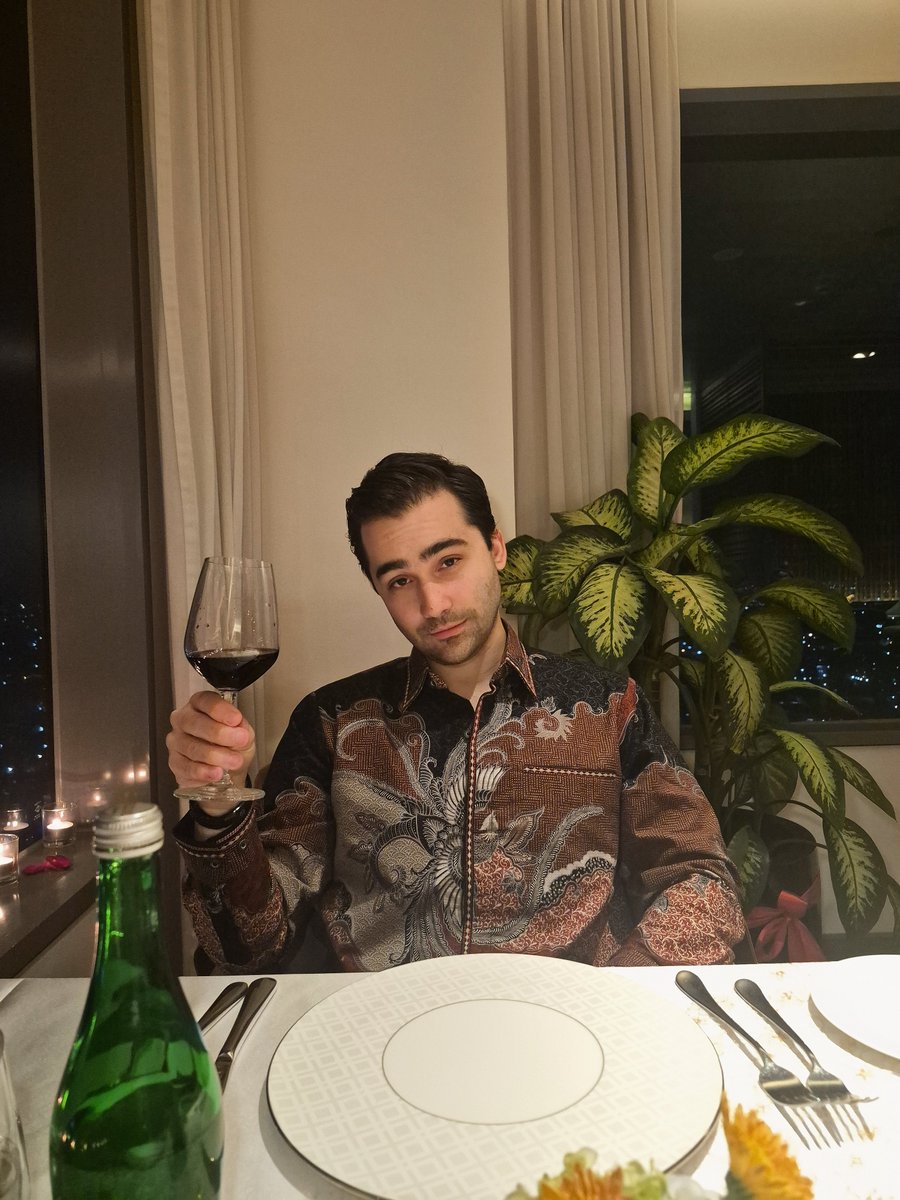 arunotfound's tweet photo. romantic dinner for our anniversary❣️💐 https://t.co/lDwLAMHATg