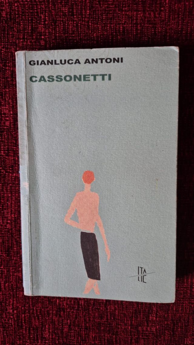 AlessandroVanz7's tweet photo. Gruppo di universitari condivide libri di testo, amori, disamori, disagi economici e sbronze colossali all'insegna del divertimento inframezzato da qualche amara riflessione.  Immedesimarsi  nei personaggi è quasi naturale per chiunque abbia passato le stesse esperienze, https://t.co/G3u9VWJNng