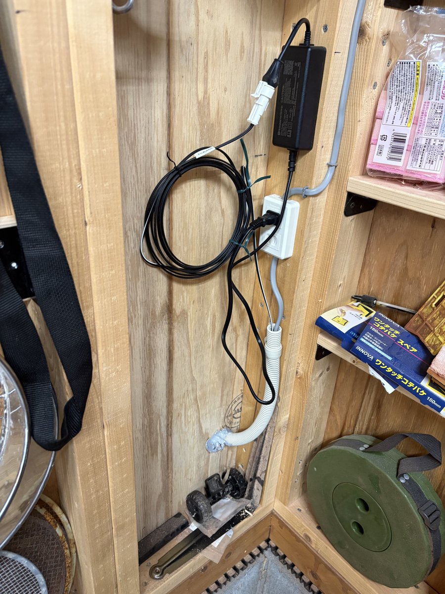 ezn01504's tweet photo. 2時間かけてワイヤー張り終わり、試運転しました。
かなりの勾配も大丈夫みたい
チャージステーションはとりあえず仮置き
小屋から電源出すほうが時間かかったかも😅
#ハスクバーナ https://t.co/src56aP7i3