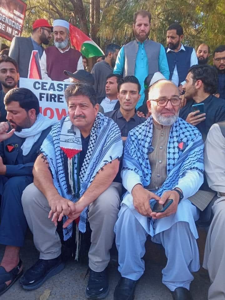 SenatorMushtaq's tweet photo. میر صاحب  لبنان میں۔۔۔شکریہ حامد میر۔
فلسطین، اہلیان غزہ کی طاقتور ترین آواز حامد میر صاحب @HamidMirPAK اسلام آباد کے غزہ چوک ( سابقہ ڈی چوک) سے لبنان تک غزہ/لبنان  سے اظہاریکجہتی اور  اسرائیلی جینوسائیڈکو ایکسپوز کررہے ہیں،
اللہ تعالٰی اپنے حفظ و امان میں رکھے آمین۔
نہر سے بحر تک فلسطین آزاد ہوگا اور القدس الشریف اس کا دارالحکومت ہوگا انشاءاللہ۔