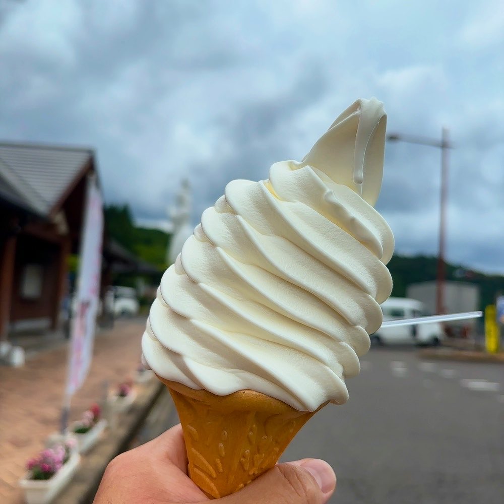 Mac0811's tweet photo. 翌日リベンジしたよね🍦
ソフトクリームが自重で傾いてる。笑
本当にこれ美味すぎコスパ良すぎて幸福満足度えぐい https://t.co/lLKwt5fkB8