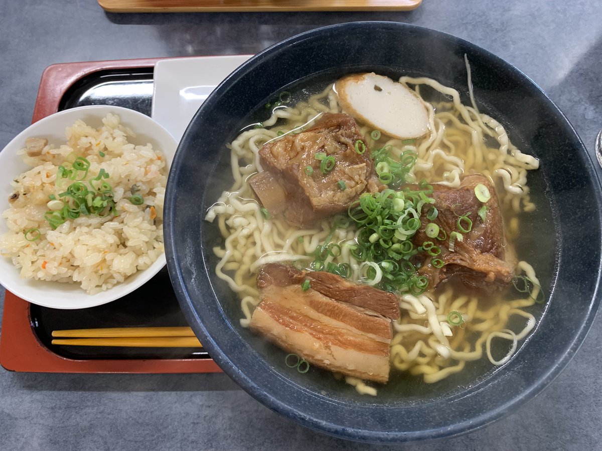 naton2025's tweet photo. 最近行った沖縄そば屋❗️

「らそ」は名護で評判との事で凸
カウンターのねぇねぇが可愛かった！
そばも美味しかったです

「うゎちち」は沖縄市比屋根?かな
ちぢれ麺が汁に絡み👍
ジューシーはやや薄め味
そばの味を引き立てます👍

くゎっち〜さびたん😋 https://t.co/96Y2vl0CZk