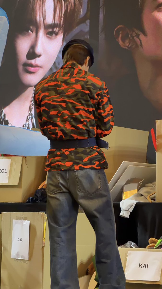 TiraSahar's tweet photo. Malaysia represent ! 😂🇲🇾

Kai pakai Baju Melayu
Kai pakai Bomba outfit
Sehun baju kadazan eh ni
Suho with supering bag 

#EXhOrizoninKL #EXOinKL https://t.co/lkI0h5sBiE