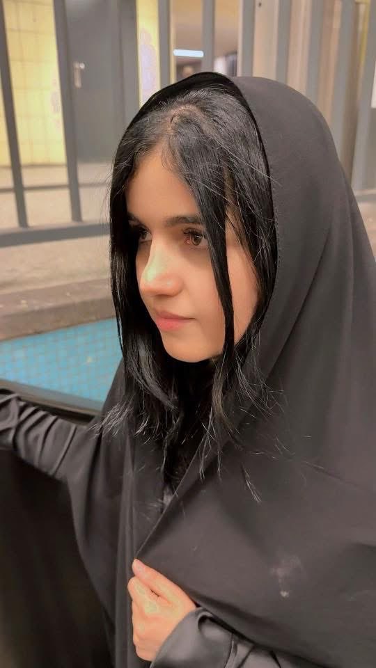MaryamAmrkhil's tweet photo. برلین کې د افغانستان سفارت او پښتو ژبې نه منل کېده…
 
د سهار درې نیمې بجې وې. زه د یوې هیلې لپاره له کوره ووتم. پنځه نیم ساعته د ټرېن سفر مې په مخ کې و. ځکه د «کېږد�� ګرځنده ښوونځيو» د جوازونو لپاره یوه مهمه قانوني پروسه مې باید بشپړه کړې وای.
اته نیمې بجې شاوخوا په برلین کې افغانستان سفارت ته ورسېدم.
د سفارت مخې ته چې ورسېدم، داسې اوږد قطار ولاړ و، لکه افغانستان کې به چې د ادارو مخې ته ولاړ قطار، کټ مټ هماغه شان، ځینی خلک به د قطار همداسې تیر شول او سیده به یې اسناد واخیستل سول. زه هم د لسګونو نورو افغانانو تر څنګ ودرېدم. دقیقې په ساعتونو بدلېدې. لمر پورته کېده، خلک ستړې کېدل، خو قطار ورو ورو حرکت کاوه.
 بالاخره زما نوبت راغی.
فورم مې ډک کړ. عریضه مې ولیکله. هر څه سم وو. یوازې یوه ستونزه وه: عریضه مې په پښتو لیکلې وه. ما د «کېږدۍ ګرځنده ښوونځي» د جوازونو لپاره په افغانستان کې د شرعي وکیل د ټاکلو رسمي پروسه پر مخ وړله. اړوند فورم مې ډک کړ، ټول معلومات مې په دقت ولیکل او عریضه مې په خپلې مورنۍ  ژبې، پښتو، ��لیکله. له ما څخه د ادارې ټاپه، د پیسو د تحویل اسناد او د دوو شاهدانو غوښتنه وشوه.
زه یوازې تللې وم. په پردي ښار کې، په اوږده قطار کې، له هېچا سره اشنا نه وم.
خو هلته دوه افغان ځوانانو د مرستې ټټر وډباوه.  دواړو د شاهدانو په توګه خپل اسناد وړاندې کړل او په هره مرحله کې یې زما لاسنیوی وکړ. هغوی یوازې شاهدان نه وه؛ هغوی زما د ستونزې شریکان شول. له یوې خونې بلې خونې ته یې راسره منډې وکړې، ساعتونه یې زما لپاره ضایع کړل او داسې یې مرسته وکړه لکه کلونه کلونه پېژندګلوي چې مو وي.
د دوی دا انسانیت، ورورولي او ملتیا به هېڅکله هېره نه کړم.
حتی نومونه او څهرې یې زما ذهن کې د ښو او مهربانو انسانانو په ډله کې راته نقش شوې قدرمن عبدالمجید او حمیدالله د انسانیت بیلګې 🙏🏻🇦🇫
کله چې هر څه بشپړ شول، ما فکر وکړ چې نور به کار ختم وي.
خو اصلي ستونزه لا نه وه پیل شوې.
اسناد مې د تایید لپاره وړاندې کړل.
یوه مامور زما اسناد بل همکار ته ورکړل او ویې ویل:
«افغان صاحب، دا اسناد تاسو وګورئ، زه پښتو نه شم لوستلای.»
ما فکر وکړ چې عادي خبره ده. 
خو هغه بل کس چې اسناد یې واخیستل، حتی یوه کرښه یې هم ونه لوستله.
ورقې یې زما مخې ته راواړولې او په بې‌پروايۍ یې وویل:
«دا پښتو لیرې کړه. په دري یې ولیکه، بیا یې راوړه.»
ما حیران ورته وکتل.
ومې ویل:
«ولې؟ ستونزه څه ده؟»
هغه حتی دومره زحمت هم و نه ایست چې متن ته وګوري.
بیا یې هماغه یوه جمله تکرار کړه:
«په دري یې ولیکه.»
ما ورته وویل:
«پښتو د افغانستان ملي ژبه ده. زه د افغا��ستان په سفارت کې ولاړه یم، نه د بل هېواد په اداره کې. ولې نه منل کېږي؟ ولې یې باید بدله کړمه؟ ولې تاسې د پښتو ژبې لپاره په پښتو پارمټ نه لرئ؟ او دومره بې حسه یې، ته لا ځانته پښتون هم وایې؛
خو داسې ښکارېده لکه زه چې له دېوال سره  چې خبرې کوم.
نه ��انون مطرح و.
نه د متن محتوا.
نه د اسنادو بشپړتیا.
یوازینۍ ستونزه دا وه چې عریضه په پښتو لیکل شوې وه.
هغه شېبه مې زړه واقعاً ودردېد.
نه د لسګونو ساعتونو سفر درد و.
نه د څو ساعتونو قطار درد و.
نه د سل منډو ستړیا.
درد دا و چې په خپل سفارت کې، د خپل هېواد په رسمي اداره کې، خپله ژبه د منلو وړ نه وه.
ما دوه ساعته په قطار کې تېر کړي وو، شاهدان مې پیدا کړي وه،  ټول مراحل بشپړ شوي وه؛ خو یوازې د دې لپاره چې عریضه مې په پښتو لیکلې وه، ټول کار راته بېرته له سره پیل شو.
له یوې شعبې بلې ته، له یوه میز بل میز ته، تر دوه نیمو بجو پورې سرګردانه کړای شوم. شاهدان مې هم له ما سره ستړي شول. هغ�� افغان ځوان چې خپل کار ته روان و، زما لپاره پاتې شو.
بالاخره د مجبورۍ له امله، هماغه شاهد زما پښتو متن په دري واړاوه.
ناڅاپه هر څه سم شول.
نه قانون بدل شو.
نه اسناد بدل شول.
نه محتوا بدله شوه.
یوازې ژبه بدله شوه.
او هماغه اسناد چې څو ساعته مخکې نه منل کېدل، په څو دقیقو کې ومنل شول.
د مازدیګر درې بجې له سفارته راووتم.
پښې مې نور د تګ توان نه درلود.
خو تر پښو زیات مې زړه ستړی شو.
له ما مخکې به څومره زره پښتانه دغې دروازې ته راغلي وي؟
څومره به یې خپلې عریضې په پښتو لیکلې وي؟
څومره به ورته ویل شوي وي: «دا پښتو لیرې کړه»؟
او څومره به په چوپتیا خپل سر ټیټ کړی وي، خپله ژبه به یې په بله ژبه بدله کړې وي او بېرته به تللي وي؟
شاید همدا زموږ تر ټولو لویه ستونزه ده.
موږ تل بې‌عدالتیو پر وړاندې غږ نه پورته کوو.
موږ د خپلو حقونو د دفاع پر ځای چوپ پاتې کېږو.
1/2