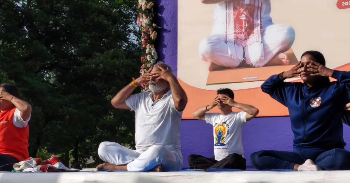 iprakashmodibjp's tweet photo. “સુખી અને સ્વસ્થ જીવન તરફની યાત્રા એટલે યોગ”

આંતરરાષ્ટ્રીય યોગ દિવસ નિમિત્તે જીએનએફસી ખાતે આયોજિત યોગ કાર્યક્રમમાં સહભાગી બની યોગાભ્યાસ કર્યો તથા સૌને યોગ કરી નિરોગ રહો નો સંદેશો આપ્યો. 
આવો, યોગને દૈનિક જીવનનો અભિન્ન ભાગ બનાવી તંદુરસ્ત અને સશક્ત ભારતના નિર્માણમાં સહભાગી બનીએ. https://t.co/7P56i4rbiU