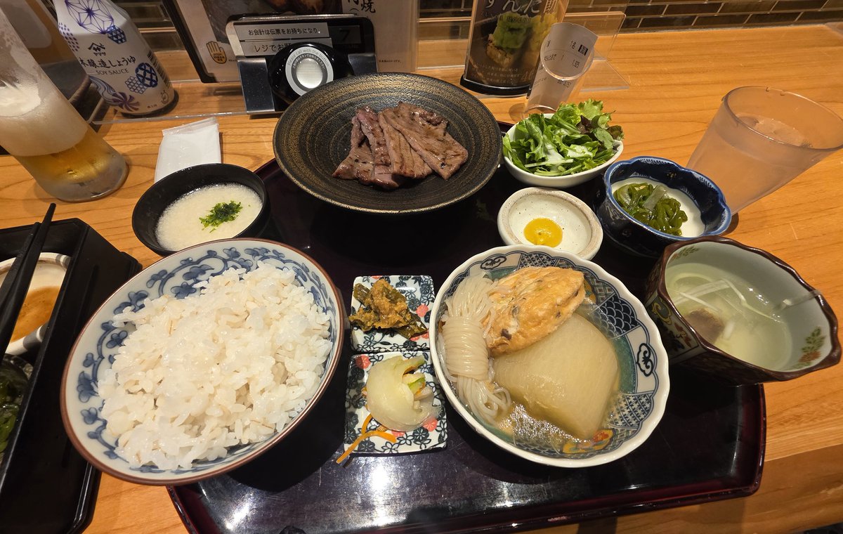 gripdice's tweet photo. #ゆめみた_東京

と言うわけで、お昼は牛タン。
ねえこれコスパならぬ麦パ良すぎない?
牛タン、おでん、沖漬け、味噌漬け、スープ、山クラゲ、とろろ⋯⋯
麦飯3杯、ビール3杯、頂いたもののこの倍は挑める潜在能力を秘めている。 https://t.co/op2MoXWzTN