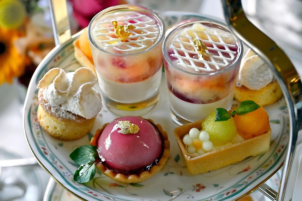 luxuryhotel_jp's tweet photo. ホテル椿山荘東京

ピーチ×メロンアフタヌーンティー
https://t.co/P50FaeWUQV

「ピーチメルバのヴェリーヌ」「メロンのバターケーキ」など、やさしい甘みの桃と、芳醇な香りのメロンを楽しめるスイーツを提供

セイボリーは夏の食材を活かしたメニューを用意

2026年7月1日～8月16日
完全予約制 https://t.co/UYkRscSGtp