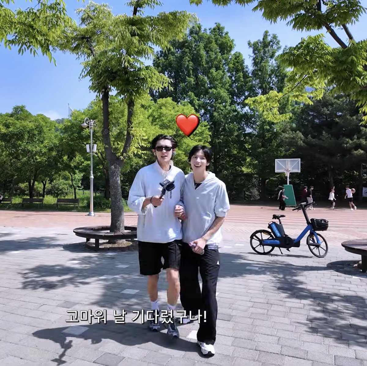 puffbinchan's tweet photo. anton sudah besar, tapi sebelah chanyeol dia mengecil nyang artinya si chanyeol ini badannya BESAR bgt 😭 https://t.co/Hoz3urBs8Z