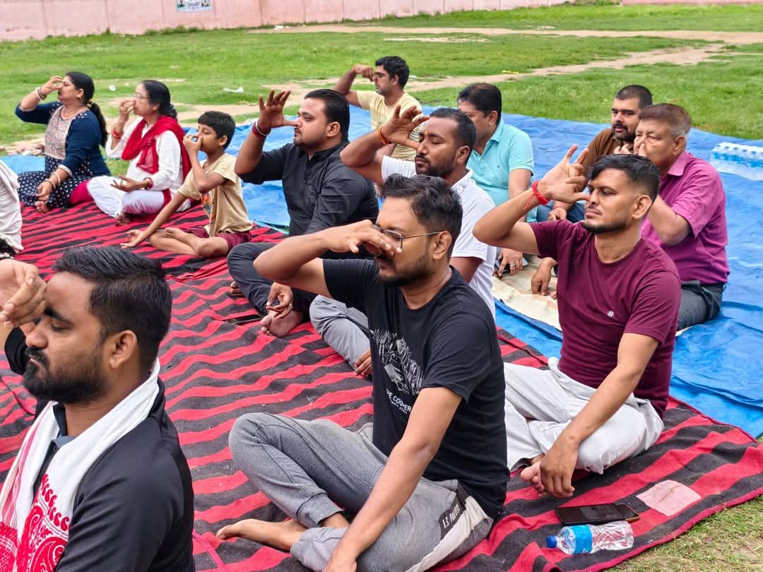 rajeshpurnea's tweet photo. 12वां अंतरराष्ट्रीय योग दिवस।
“Yoga for Healthy Ageing” के संकल्प के साथ  अंतरराष्ट्रीय योग दिवस के अवसर पर सभ�� कार्यकर्ताओं के साथ सामूहिक रूप से योगाभ्यास किया।
योग केवल व्यायाम नहीं, बल्कि स्वस्थ शरीर, शांत मन और सकारात्मक जीवन का मार्ग है। 
करे योग, रहें निरोग। 🙏 https://t.co/cf9c1vjpoP