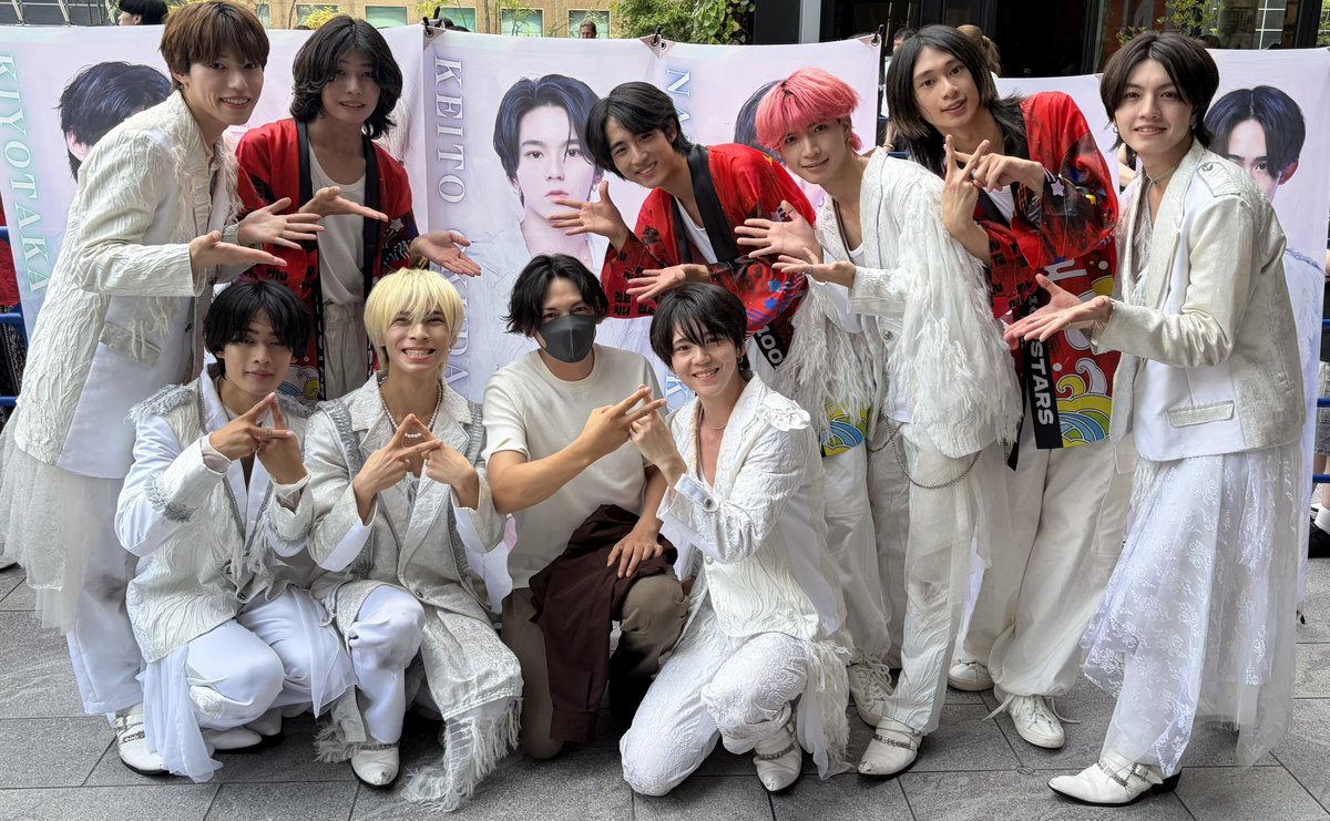 senchan_1107's tweet photo. AWAでの
生配信コラボをきっかけで出会い
大阪でライブがあると聞いてから
絶対に行くと決めてました。

一曲一曲全力な姿に
涙が込み上げてきました。
応援したくなる気持ちを
肌で感じる事って初めてだった😢

この後も登場する予定なので
お近くの方は是非‼︎

今後も大注目の
男性アイドルグループです‼︎
沢山のファンの方や
初めて見た方もいらっしゃっていて
めちゃくちゃ盛り上がってました🔥

この時の感動はまた
語らせてください🔥

みんなとまたお会いできて
本当に嬉しかった😢
写真もありがとうございます🔥

違うジャンルだけれど
いつの日かステージでのコラボ実現を
目標に自分磨きしていきます。

最高の時間ありがとうございま‼︎

#ワンスタ
※写真許可済み