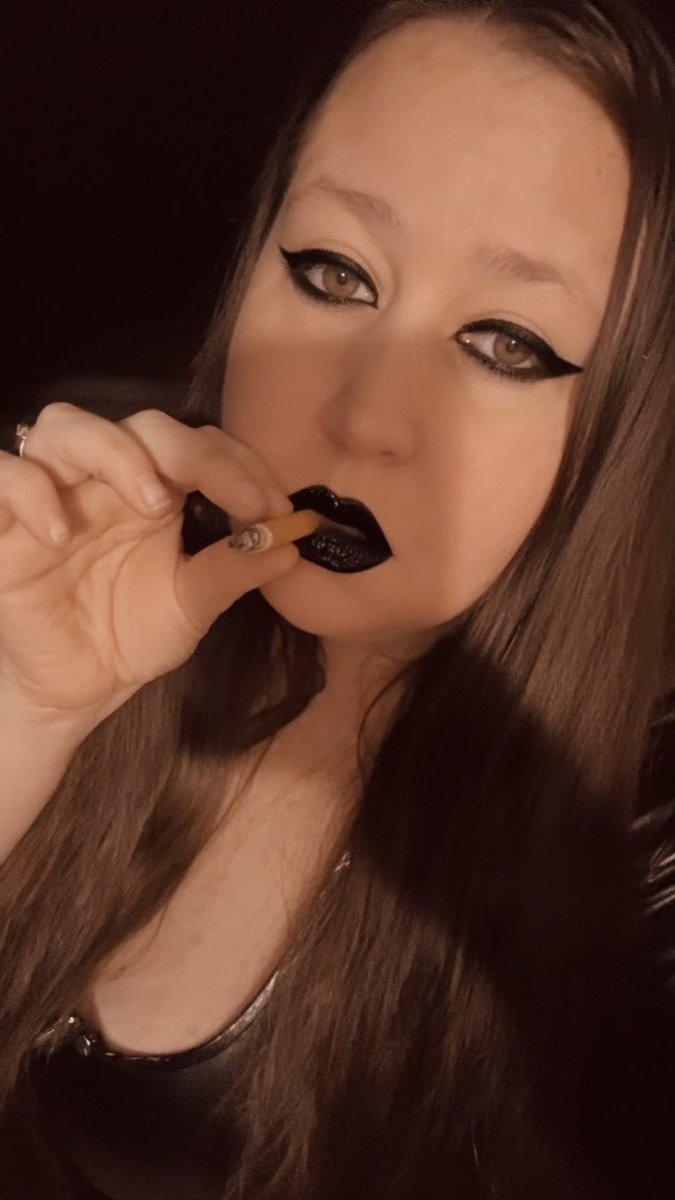 athenarose10310's tweet photo. Black lips, burning ash, and zero mercy. 🖤🚬

The ashtray fills up while your wallet empties. As it should. https://t.co/YZlzGXnsm9