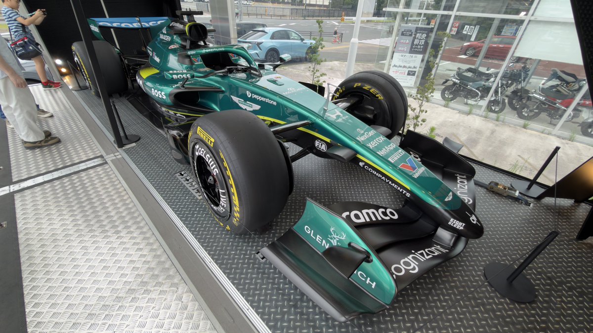 Dreamliner7879's tweet photo. 立川の花菜ちゃんに会いにきたついでにHonda Cars東京中央立川店で展示されているF1のアストンマーティンAMR26を見てきた
展示用だけどレギュレーションが変わってからのマシンを近くで見れて良かった https://t.co/H35D8rJLNX