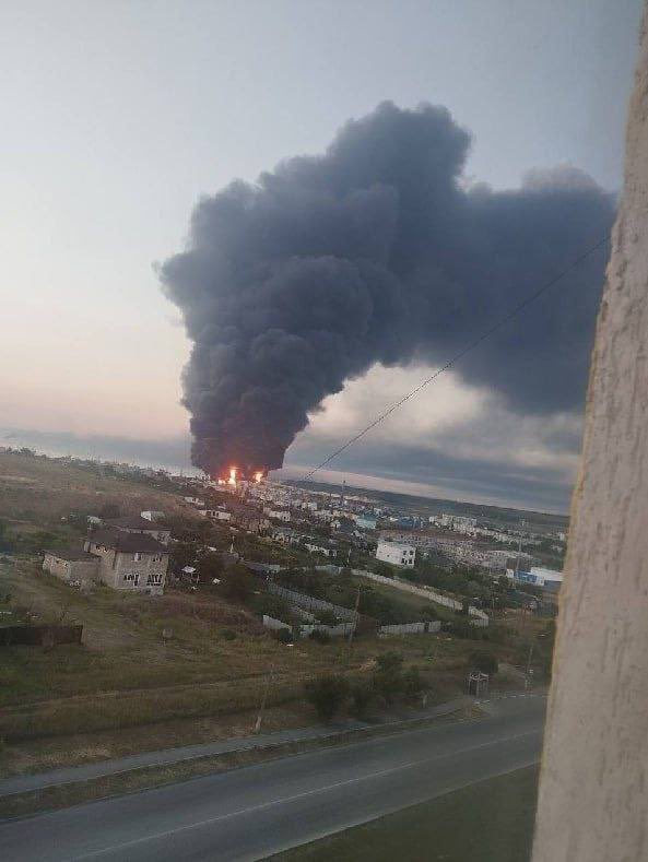 bayraktar_1love's tweet photo. At night, a strike was carried out on the marine oil terminal in the city of Kerch, Crimea. https://t.co/97w8fsmW6x