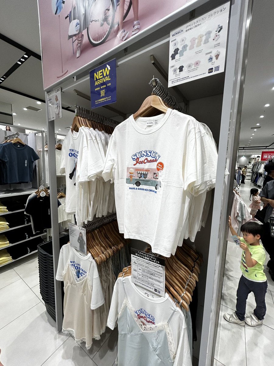 AK2K_'s tweet photo. #スン活
ラゾーナのGUでスンスンコラボ見てきた。靴下とノンノンポーチが売切だった
店員さんにカードもらったのでダイソーでフレーム買って1番くじのシールとマツキヨコラボカードを入れてみた😇 https://t.co/LHmBC2TzBu