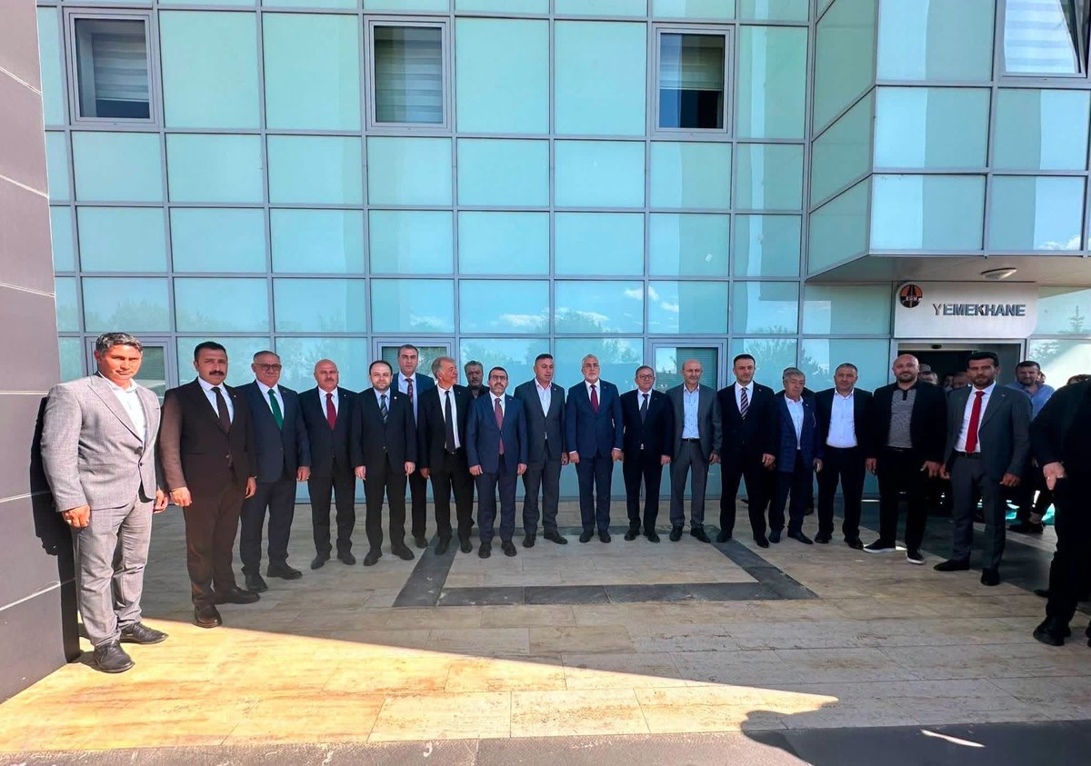 KarsAkParti36's tweet photo. Çalışma hayatı, iş insanlarımızın talepleri, bakanlıktan beklentileri üzerine istişarede bulunduk.
Kamu-özel sektör iş birliğini güçlendirerek yatırım, istihdam, üretim ve ihracat odaklı kalkınma hedeflerimize hep birlikte ulaşacağız. 🤝🇹🇷 https://t.co/KBwMueCE1Q