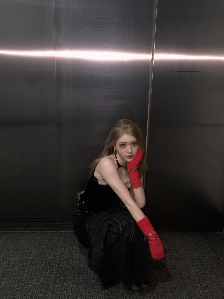 whosxiaaoting's tweet photo. This is my first outfit from the first week of promotions for the music show on Mcountdown. The black shirt and grey fur on the shirt,along with the red gloves make me look cooler. I'm ready to start the promotions and ready to meet Kep1ian 🤩 https://t.co/CmwyPt0tW7