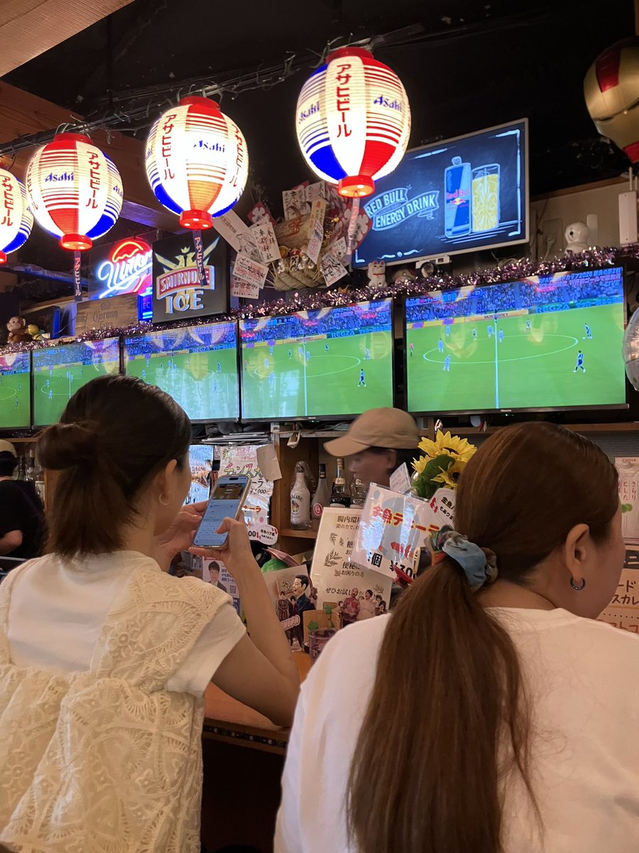usukeimada's tweet photo. 店内、みんなが固唾を飲んでサッカーを見守る中「私、いまの選手全然知らない！堂林ぐらい！」と大きな声でぶちかましてくる。鯉心を感じる🎏 https://t.co/cHuZ4fGH87