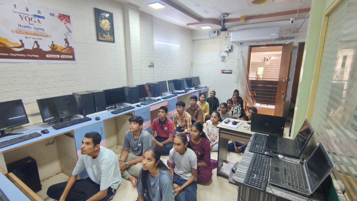 CSCGujarat's tweet photo. PM Live Yoga Event ने समुदाय को एक मंच पर जोड़कर स्वास्थ्य का संदेश दिया। @cscegov_ @CSCSPV_Health @cscgujarat #IDY2026 #CSCpeYOGA #YOGAwithCSC https://t.co/d78gcJb9np