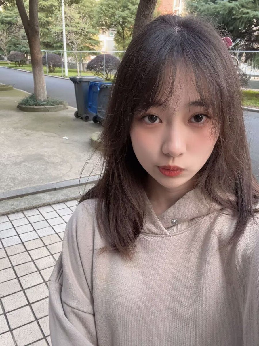dasaieee's tweet photo. 可爱贫乳萌妹的自拍流出 这么可爱的妹子可惜是个贫乳 冷白皮完美露脸 不知道又被哪个精神小伙祸害了 https://t.co/j7jAzYo4Ih
