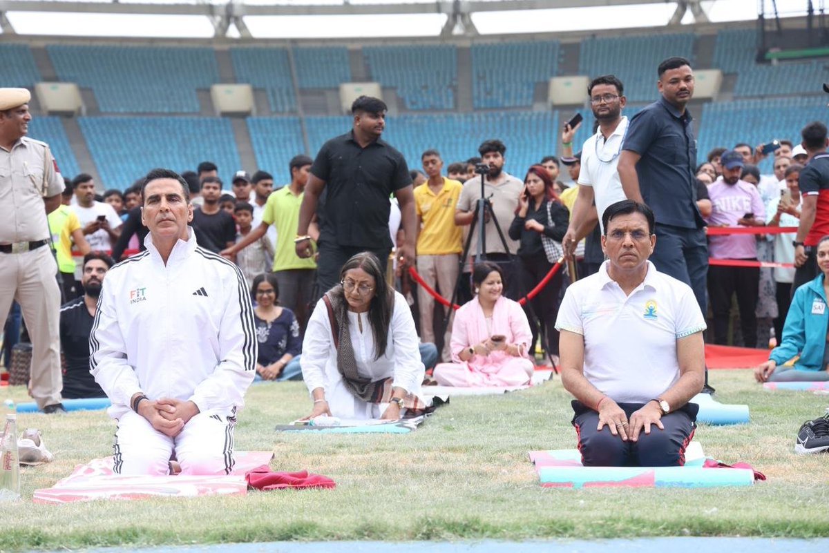 IndiaSports's tweet photo. On #InternationalYogaDay, Union Minister of Youth Affairs &amp; Sports Dr. @mansukhmandviya, along with @akshaykumar led the flagship Fit India yoga celebration at the JLN Stadium, New Delhi. 

Thousands joined the drive for healthier and active lifestyles through yoga.

#IDY2026 https://t.co/rad0D4xD8U