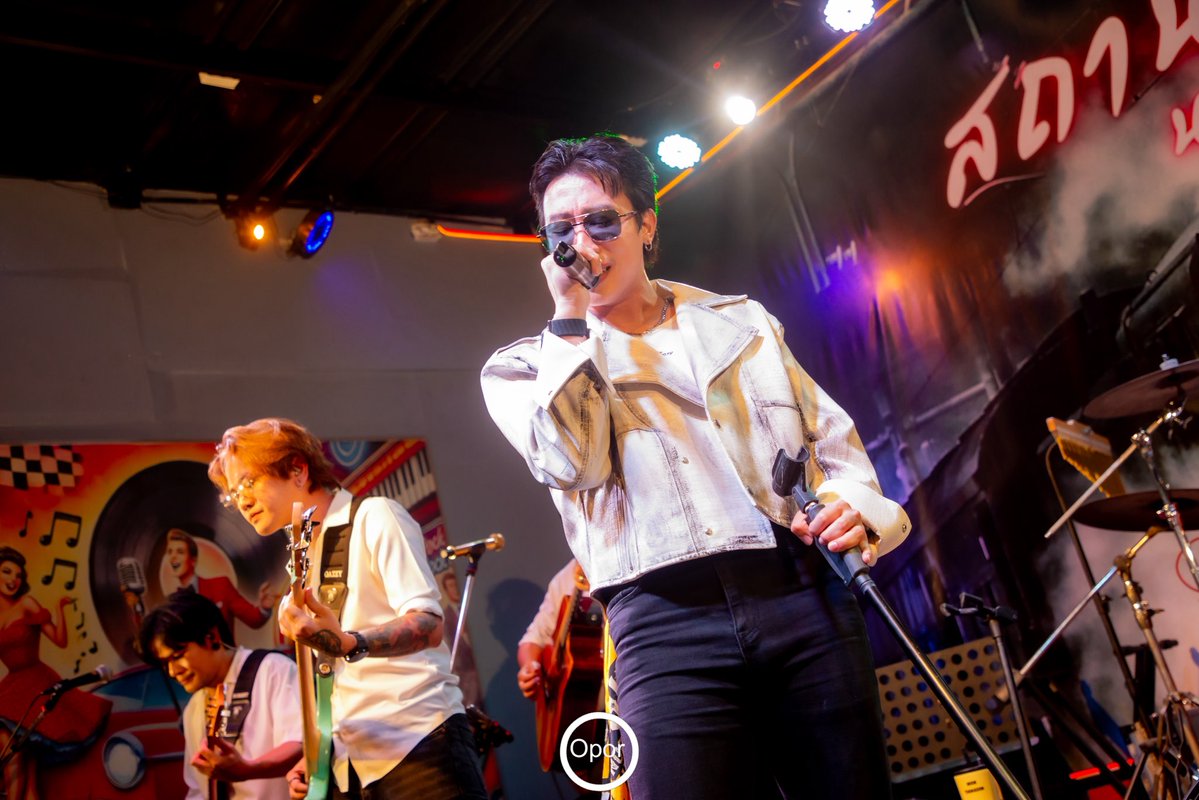 Nook_Official's tweet photo. 𝟐𝟎 𝐉𝐮𝐧𝐞 𝟐𝟎𝟐𝟔
CONCERT: คอนเสิร์ตสัญญาหน้าฝนกับคนโก้ 

ขอบคุณผู้จัด พี่ต้อม พี่มิตร พี่ปุ๊ และทีมงานทุกคนครับ ขอบคุณร้าน สถานีอีสาน นนทบุรี ขอบคุณทุกคนที่มาสนุกด้วยกันหน้าเวที เป็นคืนวันเสาร์ที่มันส์มาก ขอบคุณที่โยกย้ายไปกับพวกเราครับ ขอบคุณพี่ๆทีมหน้าจอ ที่ส่งใจให้พวกเราเสมอ รักนะ❤️

#นุ๊กธนดล
#NookThanadon
#NookThanadonOfficial