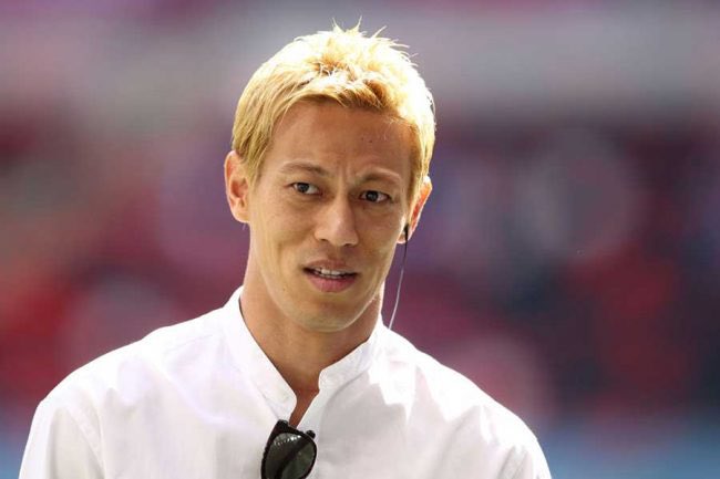 Fooootest's tweet photo. チュニジアの選手にもツッコむ本田圭佑🇯🇵🔥

本田圭佑「相手10番の選手空振ってない？10番は何利き？」
実況「右利きです」
本田圭佑「右で空振ってんの！！？」 https://t.co/4uHnuKLL1A