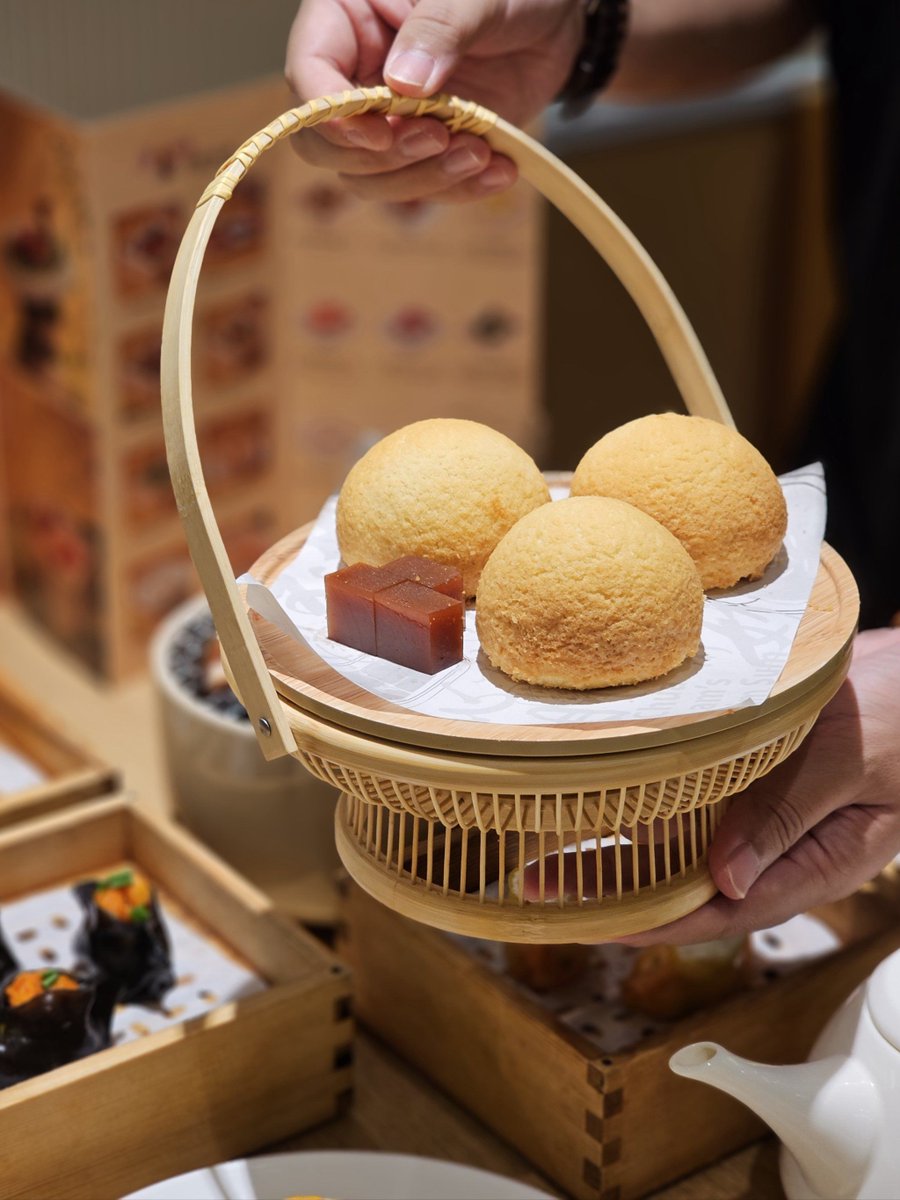 sradzo's tweet photo. Celebrate Mid-Autumn with our limited mooncake feast! Golden lotus seed, red bean, and matcha flavors await—perfect for sharing with loved ones  Limited slots, book now! https://t.co/6Y8CSArlVi