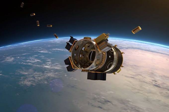 CmtiHunh1's tweet photo. The engineering scale of Starlink is genuinely hard to wrap your head around.

Right now, Starlink operates over 10,000 active satellites. That means ONE company is responsible for roughly 75% of ALL active maneuverable satellites orbiting Earth 

From an experimental idea to connecting 12M+ people globally, even in the most remote corners of the world. Incredible feat of modern engineering 🛰️🌐