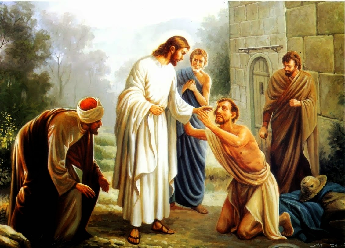SacerdosMariae's tweet photo. Las lecturas de este domingo hablan de una experiencia que muchos cristianos conocen bien: la incomprensión, la crítica, el rechazo y hasta la persecución.

1️⃣ Jeremías escucha cómo hablan contra él. Incluso sus amigos esperan verle caer. Ha sido fiel a Dios y, sin embargo, se encuentra solo. La fidelidad no siempre trae aplausos.

2️⃣ El profeta podría haberse rendido. Pero descubre algo decisivo: «El Señor es mi fuerte defensor». La confianza en Dios no elimina la cruz, pero permite llevarla.

3️⃣ El Salmo recoge el mismo sentimiento. El justo sufre afrentas por amor a Dios. También hoy sucede cuando alguien intenta vivir la fe con coherencia.

4️⃣ Jesús dice en el Evangelio: «Nada hay encubierto, que no llegue a descubrirse». Pero esta frase no autoriza a nadie a convertirse en justiciero de vidas ajenas.

5️⃣ Cristo no está invitando al morbo, a la sospecha o a levantar alfombras para destruir al prójimo. Está enseñando que todo está ante Dios y que la verdad no queda sepultada para siempre.

6️⃣ Hay una gran diferencia entre confiar en que Dios hará brillar la verdad y usar la verdad como arma. El cristiano no vive de cacerías: vive de la luz de Cristo.

7️⃣ Por eso Jesús repite: «No tengáis miedo». El miedo puede empujarnos a callar cuando debemos hablar, pero también puede llevarnos a atacar cuando deberíamos confiar.

8️⃣ No todo lo oculto debe ser exhibido por nuestras manos. Hay cosas que solo Dios conoce, y hay verdades que Dios permite conocer cuando conviene, como conviene y para salvar.

9️⃣ La verdad cristiana nunca puede separarse de la caridad. Una verdad dicha sin amor puede convertirse en piedra. Y Cristo no nos mandó lapidar: nos mandó dar testimonio.

🔟 San Pablo recuerda que «no hay proporción entre el delito y el don». La gracia de Cristo es más grande que el pecado, más grande que la herida y más grande que toda injusticia.

1️⃣1️⃣ Por eso el discípulo no responde al mal con el mismo lenguaje del mal. Se declara por Cristo, sí, pero sin perder el alma por el camino.

1️⃣2️⃣ El Corazón de Cristo enseña otra forma de vencer: firmeza sin odio, verdad sin crueldad, justicia sin venganza, confianza sin ingenuidad.

1️⃣3️⃣ Quien se sabe mirado por el Padre no necesita vivir pendiente de la mirada de los hombres. Hasta los cabellos de nuestra cabeza están contados.

1️⃣4️⃣ Este domingo el Señor nos llama a dar testimonio sin miedo, pero también sin convertirnos en jueces de todos. La verdad pertenece a Dios antes que a nuestras manos.

1️⃣5️⃣ Al final, nada queda oculto ante Dios. Y eso, para quien confía en Él, no es una amenaza: es un consuelo.

#EvangelioDeHoy #Domingo #Mt10 #Jeremías #Romanos #Jesucristo #FeCatólica