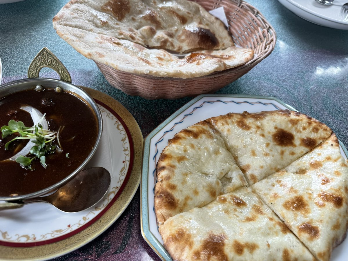 namururu's tweet photo. カシミールカレーという日式カレーがあったので頼んでみた！
アフガニナンは甘めでデザートナンみたいな感じ！ https://t.co/btnTh0ttWB