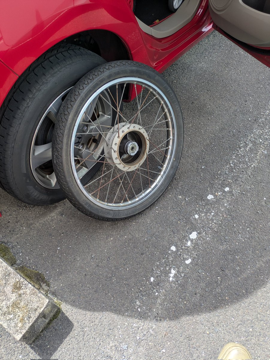 nurie_cube's tweet photo. パンクしたのは1ヶ月前、休日出勤に阻まれやっとようやく車体から外し持ち込み修理😅プラモもさっぱり触れてないな… https://t.co/EQIQObKCKh