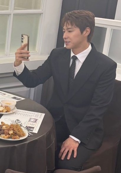 AwKyibjwWlQPuNW's tweet photo. 白Tにデニムみたいなのもとても良いけど、スーツ姿がひときわ美しい…_(´ཀ`」 ∠)_ https://t.co/nZ9uSyYJ2M
