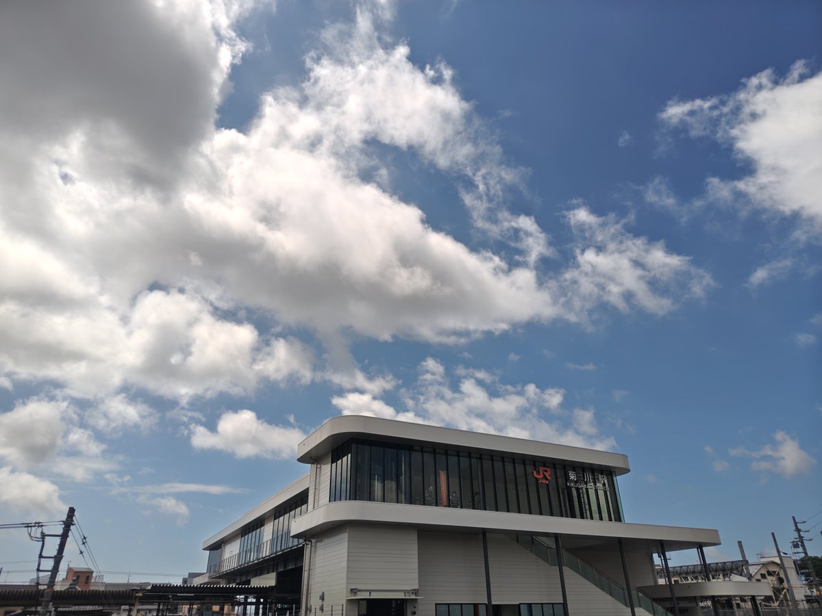 brasstea001's tweet photo. 6月21日JR東海さわやかウォーキング菊川駅スタートの向夏の茶畑散策と「幸せを届ける黄色いポスト」聖地巡礼のコースに参加｡まずは新しい駅舎を見つつ､駅の東側に進みながら歩いていきます｡
#JR東海さわやかウォーキング #さわやかウォーキング #菊川駅 https://t.co/HmTsjDZkAE