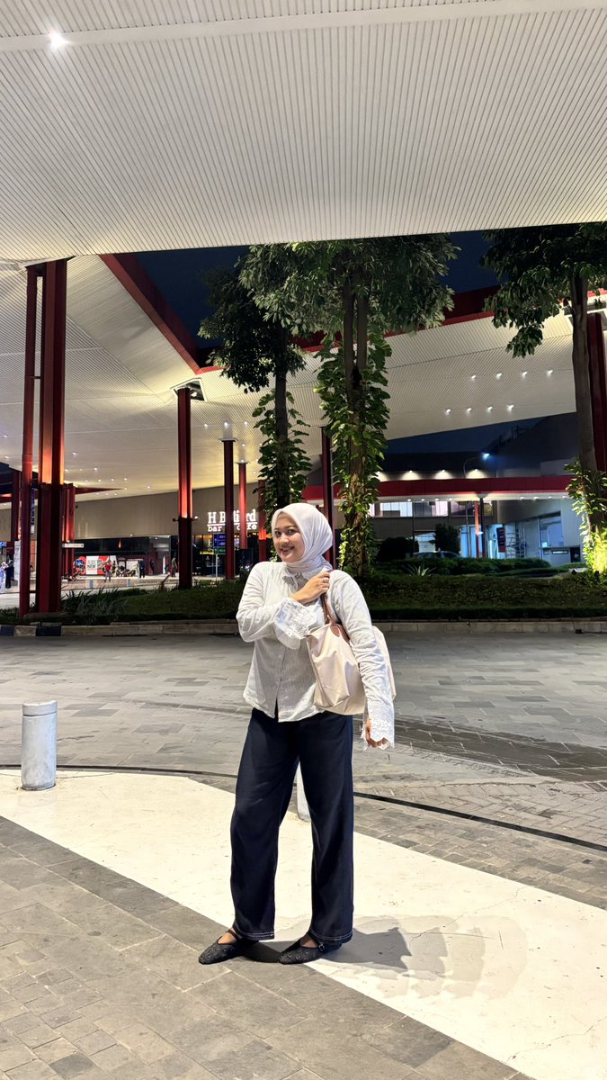 ayyaayas's tweet photo. Strolling around gading serpong👾 https://t.co/dJDAcGe4G7