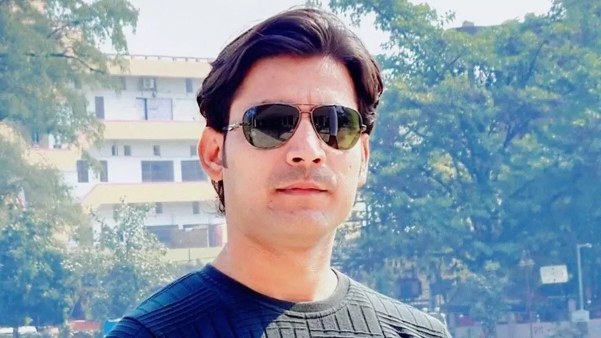 Mrtiwari's tweet photo. दिल्ली दंगों के समय पुलिस पर पिस्टल तानने वाला शाहरुख खान तो याद होगा आप सभी को ...

जी हां जब दिल्ली जल रही थी, हिंदुओं को सरेआम मौत के घाट उतारा जा रहा था, आईबी अफसर अंकित शर्मा को पचास बार से ज्यादा चाकुओं से गोद कर मार डाला गया था,, मुस्लिमों की छतों पर से हिंदुओं के ऊपर पेट्रोल बॉम्ब बरसाये जा रहे थे...!!

लेकिन उस दिल्ली पुलिस ने इस शाहरुख खान को गोली नहीं मारी थी बल्कि दामादों वाला ट्रीटमेंट दिया गया था...और न्यूज वालों द्वारा इसे मिश्रा नाम प्लांट करके जनता के सामने उतारा गया था,, बाद में मीडिया वालों ने गलत जानकारी साझा करने के लिए माफी भी मांगी थी....!!

दूसरी तरफ है भोजपुर जिले का भरत भूषण तिवारी....जो हिंदू भी था, समाज सेवी भी था, जिसने अपने जिले से मध्यप्रदेश बागेश्वर धाम तक हिन्दू राष्ट्र के समर्थन में पैदल यात्रा भी संपूर्ण की थी....

उसने किसी दंगे में नहीं बल्कि अपने पास के गांव के दलित पिछड़ों के लिए पिस्तौल उठाई थी जिन दलित पिछड़ों के अस्सी परसेंट घर बाढ़ की चपेट में आकर गंगा नदी में समा चुके थे...!

लेकिन सरकार को नजर में सैंकड़ों हिंदुओं के कत्लेआम वाले दंगों में पुलिस पर पिस्टल तानने वाला शाहरुख खान अपराधी नहीं था, बल्कि वर्षों तक लगातार दलितों वंचितों के लिए सिस्टम से लड़ने वाला भरत तिवारी अपराधी था......

इसलिए शाहरुख खान आज भी जिंदा है लेकिन भारत तिवारी की हत्या करके उसे चुप करवा दिया गया...!

ये पोस्ट उन दोगलों को समर्पित है जो गुलामी को सर्वोपरि मानते हुए .....बिहार सरकार को डिफेंड कर रहे थे कि प्रशासन पर पिस्टल तानने वाले का एनकाउंटर एकदम उचित है......

इन्हें अपने आकाओं से पूछना चाहिए कि ये दोगलापन किस श्रेणी में आता है...??