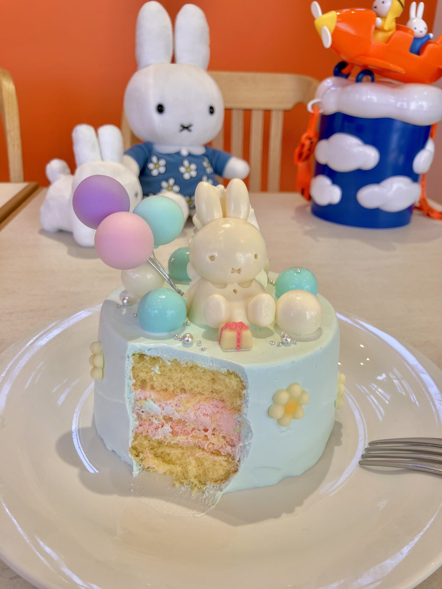 kikuffy's tweet photo. ミッフィーちゃんお誕生日おめでとう🧡🤍🧡🤍
だいだいだーいすき！！

このケーキ断面もちょう可愛かった🤤
#ミッフィー誕生日2026 https://t.co/LpYKC4gtEF