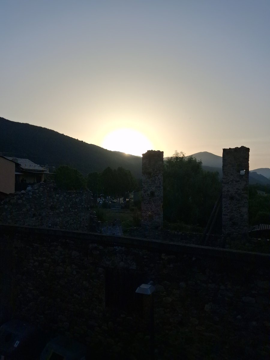 Pyrenne_EAMAG's tweet photo. Bona entrada a l'estiu! 
@PyrenneEAMAG #solsticidestiu
#catedralsantamariadurgell https://t.co/4f6YxZhH4z