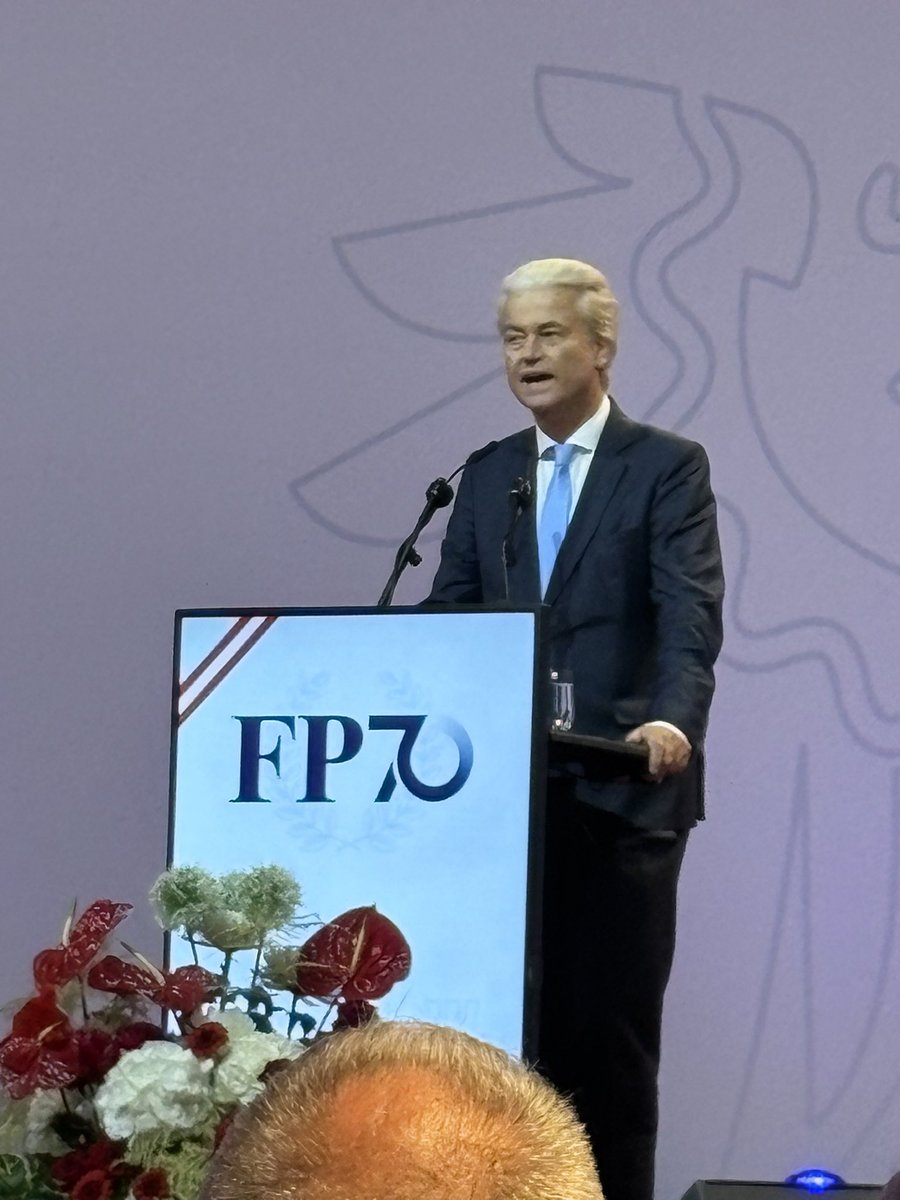 SandroWaldmann's tweet photo. 70 Jahre FPÖ. Hofburg. Mit Alice Weidel, Geert Wilders und Viktor Orbán. Marsch zum Stephansplatz mit Herbert Kickl. Ein starkes Zeichen!

#FPÖ #70JahreFPÖ https://t.co/zE8V6eJXvz