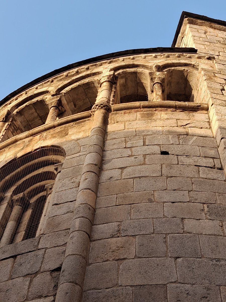 Pyrenne_EAMAG's tweet photo. Bona entrada a l'estiu! 
@PyrenneEAMAG #solsticidestiu
#catedralsantamariadurgell https://t.co/4f6YxZhH4z
