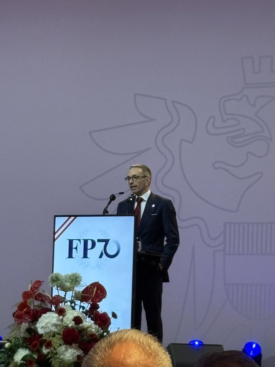 SandroWaldmann's tweet photo. 70 Jahre FPÖ. Hofburg. Mit Alice Weidel, Geert Wilders und Viktor Orbán. Marsch zum Stephansplatz mit Herbert Kickl. Ein starkes Zeichen!

#FPÖ #70JahreFPÖ https://t.co/zE8V6eJXvz