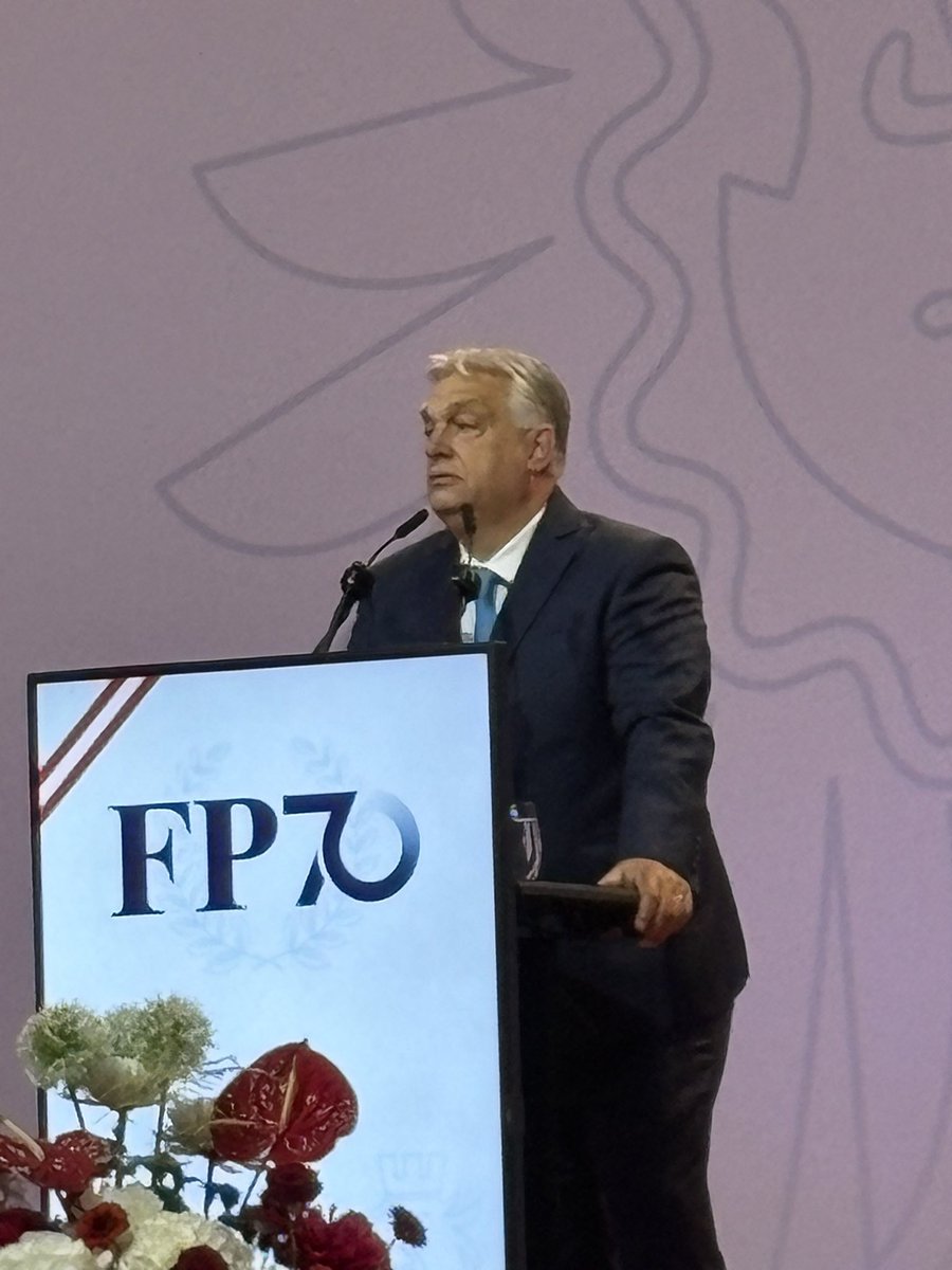 SandroWaldmann's tweet photo. 70 Jahre FPÖ. Hofburg. Mit Alice Weidel, Geert Wilders und Viktor Orbán. Marsch zum Stephansplatz mit Herbert Kickl. Ein starkes Zeichen!

#FPÖ #70JahreFPÖ https://t.co/zE8V6eJXvz